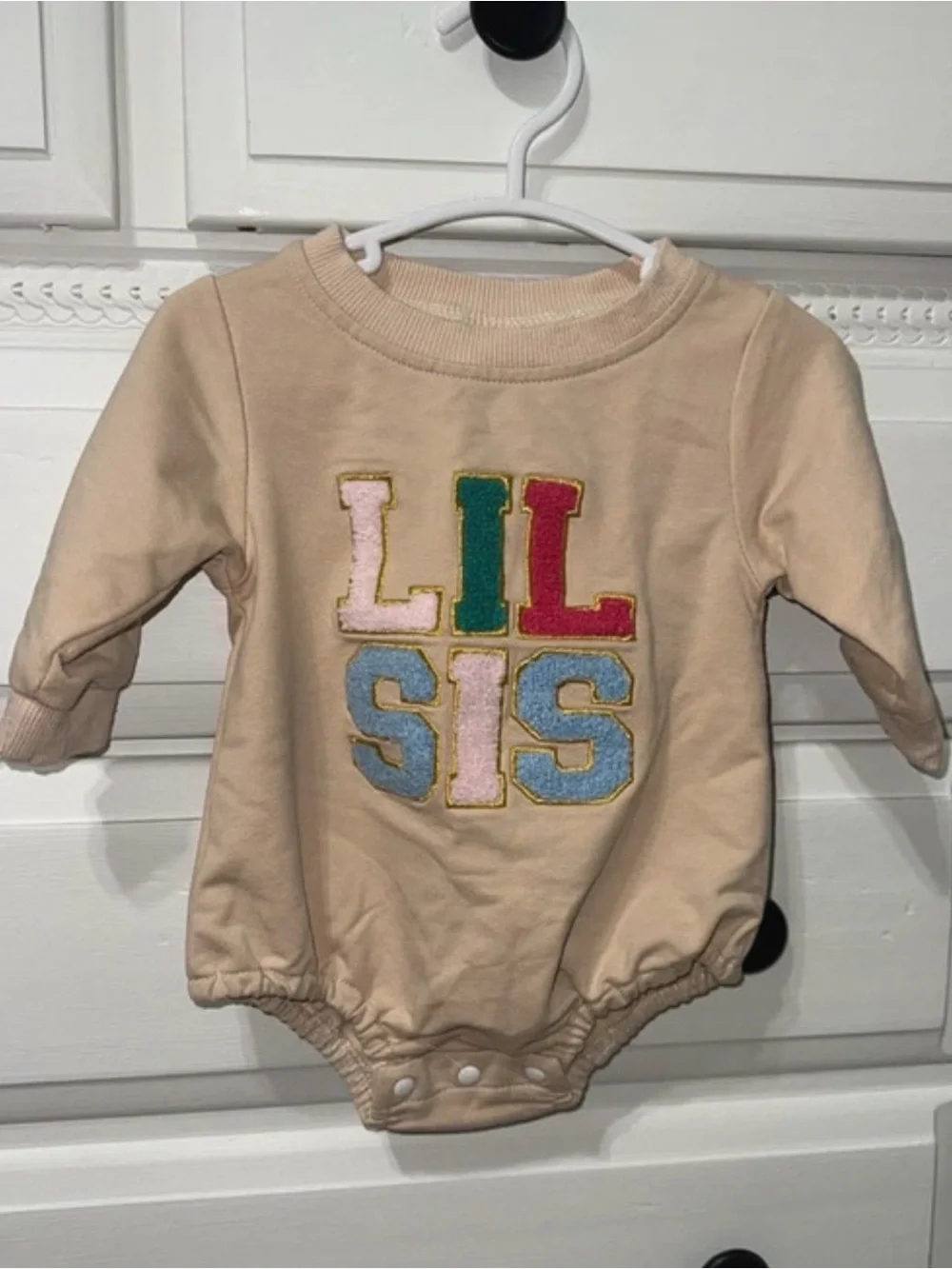 Girls 1–3M “LIL SIS” Embroidered Romper 🎀